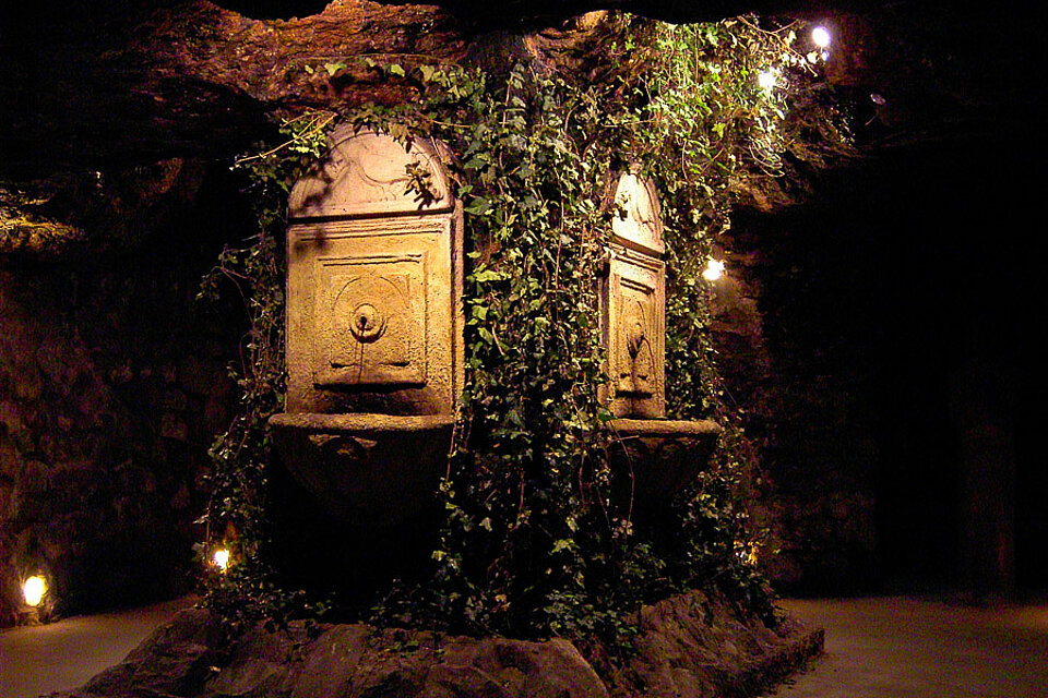 Unterirdisches Labyrinth Budapest – Rotweinbrunnen in der Renaissancehalle