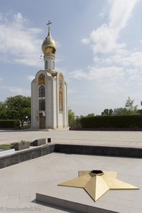die Ewige Flamme beim Heldendenkmal vor der Georgskapelle - Tiraspol