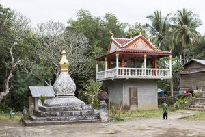 Dorfplatz am Wat bei den Lao Loums am Mekong