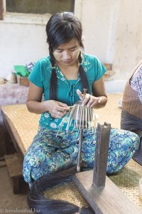Arbeiterin stellt ein Bambusgeflecht her - Lackarbeiten Myanmar