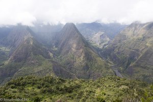 Ausblick vom Rand des Talkessels in den Cirque de Mafate