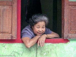 Lao Loum Frau schaut aus dem Fenster