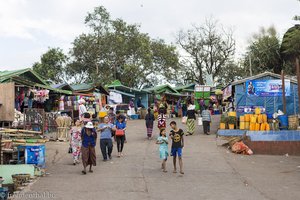 Ein Straßenmarkt für Pilger und Touristen