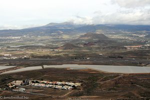 Blick über Bananenplantagen zum Flughafen Teneriffa Süd