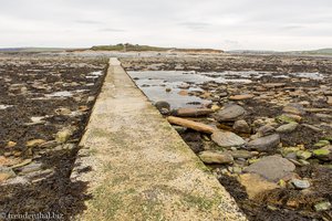 Betonierter Fußweg bei Ebbe zum Brough of Birsay