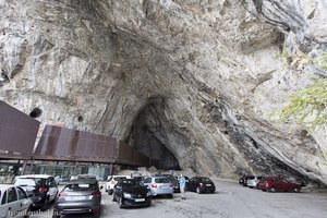 riesige Höhle als Parkplatz bei der Grotte de Niaux