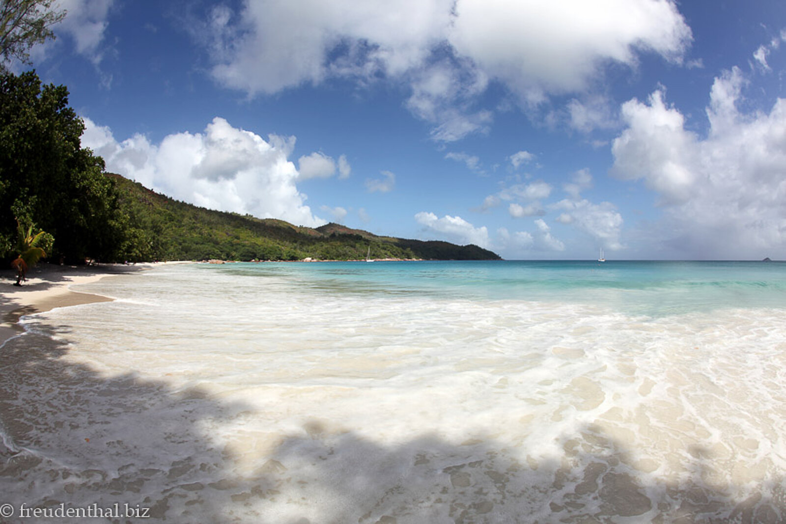 Türkisblaues Meer und feiner Sandstrand an der Anse Lazio auf Praslin, Seychellen