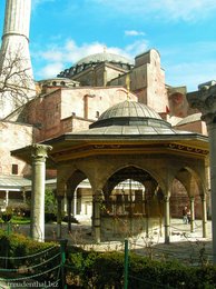 Pavillon im Vorhof der Hagia Sophia in Istanbul