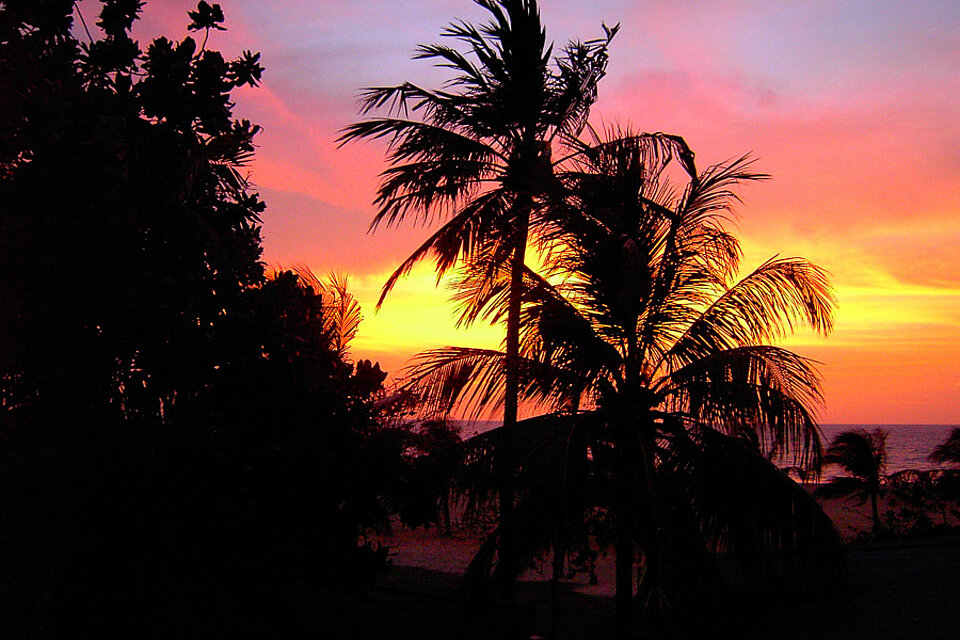 Sonnenuntergang beim Hotel Browns Beach in Negombo, Sri Lanka 