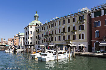 Fahrt entlang der herrschaftlichen Häuser von Venedig