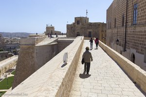 Auf den Mauern der Zitadelle von Gozo