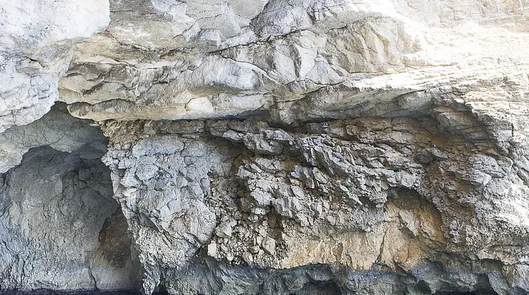 hellblaues Wasser bei der Blauen Grotte von Malta