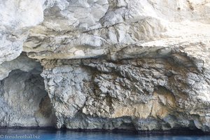 hellblaues Wasser bei der Blauen Grotte von Malta