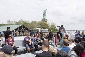 auf der Fähre zwischen Liberty Island und Ellis Island