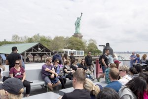 auf der Fähre zwischen Liberty Island und Ellis Island