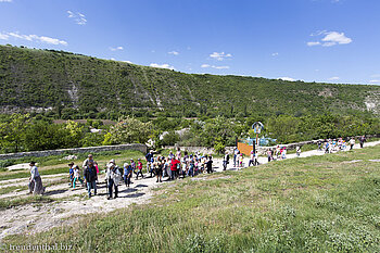 Der morgendliche Touristenansturm auf das Höhlenkloster von Orheiul Vechi.