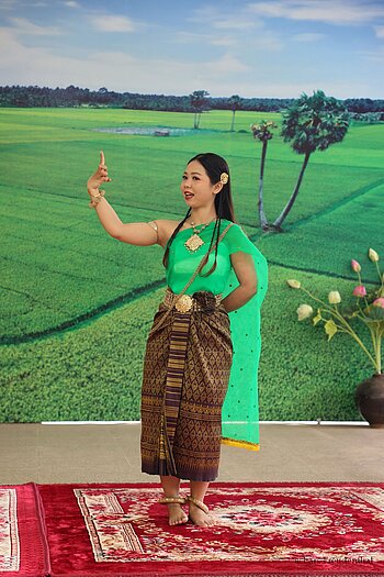 traditionelle im Sampot gekleidete Vietnamesin führt Tänze der Khmer-Minderheit im Mekong-Delta vor.