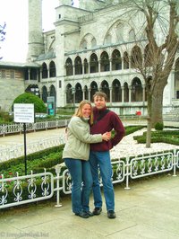 Anne und Lars bei der Blauen Moschee von Istanbul.