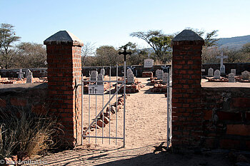 Eingang zum Friedhof