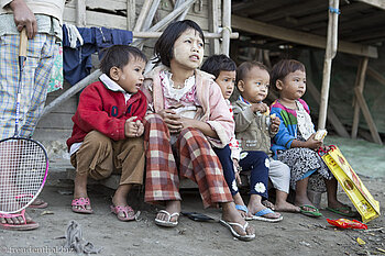 Kinder im Dorf am Irrawaddy bei Mandalay