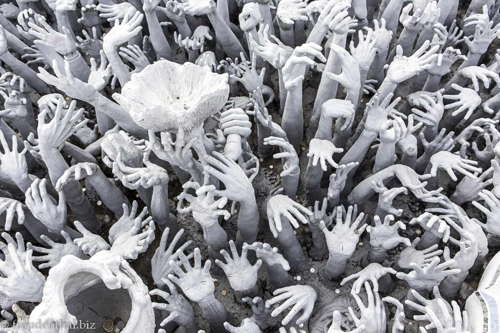 Höllendarstellungen am weißen Tempel Wat Rong Khun bei Chiang Rai im Norden Thailands