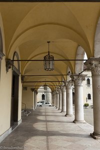 Arkaden beim Palazzo dei Rettori