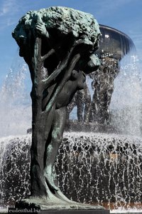 tanzendes Mädchen am Brunnen vom Frognerparken - Vigelandsparken