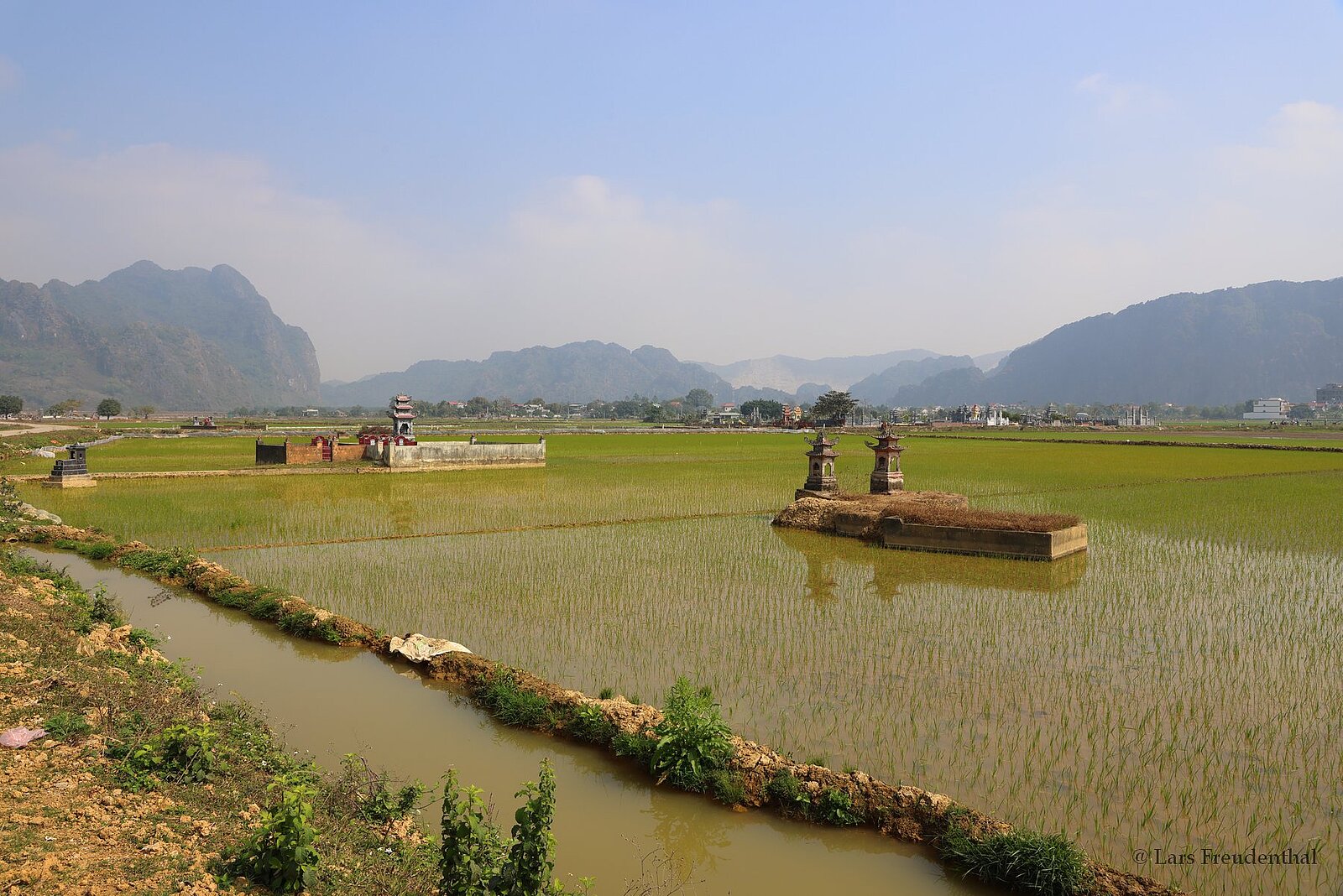 Gräber inmitten von Reisfeldern bei Van Long, Vietnam