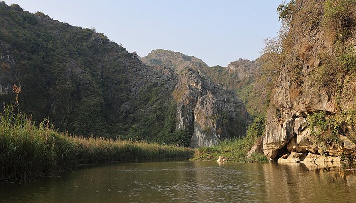 Abendstimmung über der Flusslandschaft bei Van Long, Vietnam