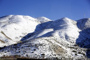 verschneite Hügel am Rand der Mojawe-Wüste