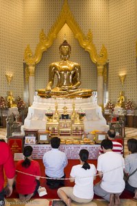 Gläubige beim Goldenen Buddha