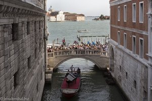 Die Ponte della Paglia und eine Gondel mit Klavierflügel.