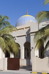 Blaue Kuppel der Moschee im Fischerdorf Taqah