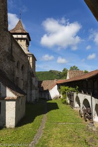 Wehrmauer und Kirche von Wurmloch