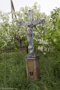 Kreuz bei der Holzkirche von Macareuca in Moldawien