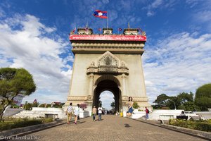 das Patuxay Monument in Vientiane mit fliegender Asiatin