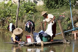 Frauen beim Kleider waschen bei Indein