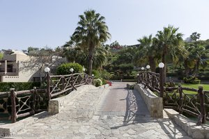 Brücke über die Lagune im Rotana Resort