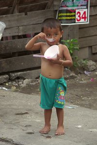 Thai-Kind wohnt am Klong