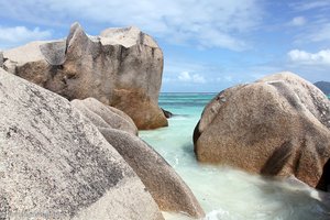 malerische Felsen im Meer an der Anse Source d'Argent