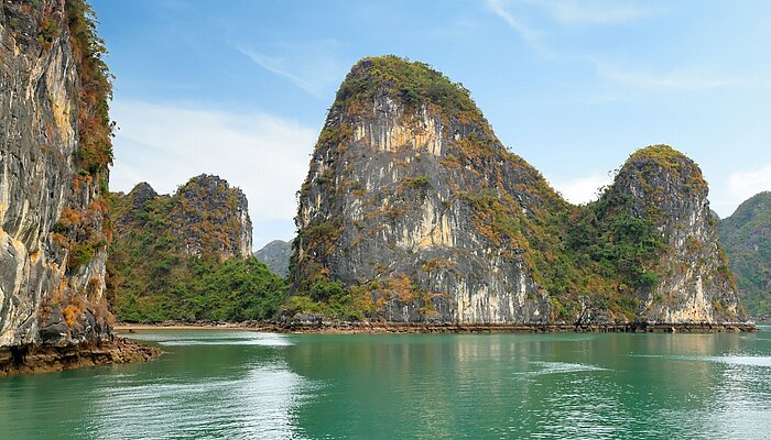 Kalkfelsen und grünes Wasser in der Halong-Bucht