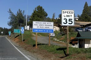 Schilderwald am Highway von Mariposa zum Yosemite Nationalpark