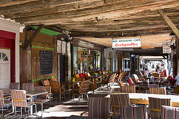 Restaurants unterm Gebälk von Mirepoix