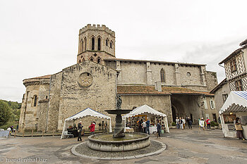 Dorfplatz mit Kathedrale Notre-Dame-de-la-Sède in Saint-Lizier