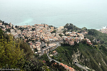 Blick von der Kirche nach Taormina