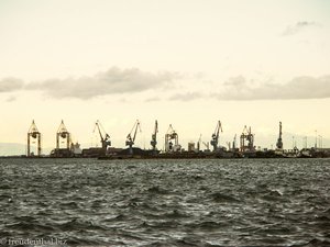 Weißer Turm - Blick zum Frachthafen