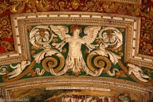 Kunstvoll gestaltete Decke im vatikanischen Museum