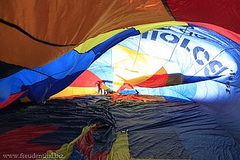 Blick in den noch liegenden Ballon