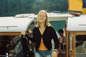 Annette beim Verlassen des Schiffs