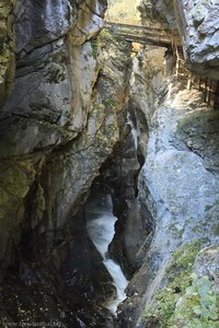 Blick in die Tiefe der engen Gilfenklamm